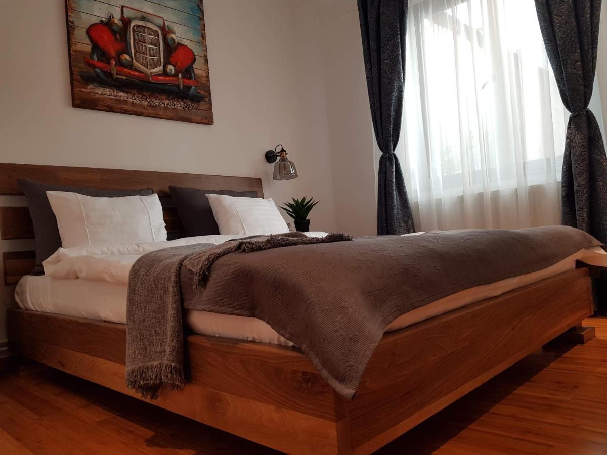 Old Bakery House Apartment Sinaia Bagian luar foto